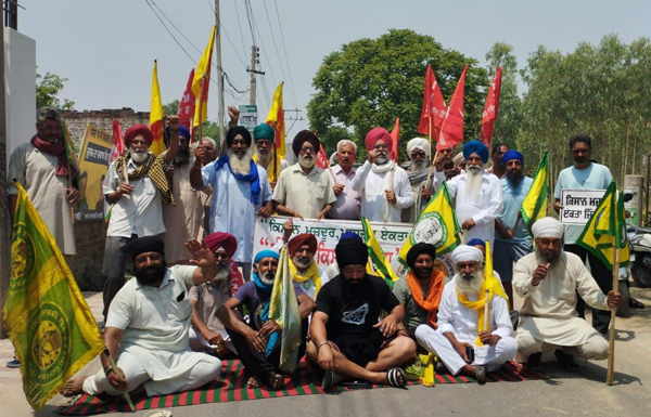 Stubborn opposition to BJP candidates in the villages by the supporters of the United Kisan Morcha.